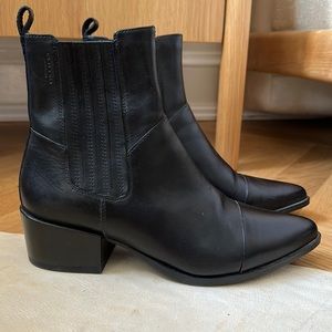 Vagabond women’s black leather pull-on ankle boots, size 40